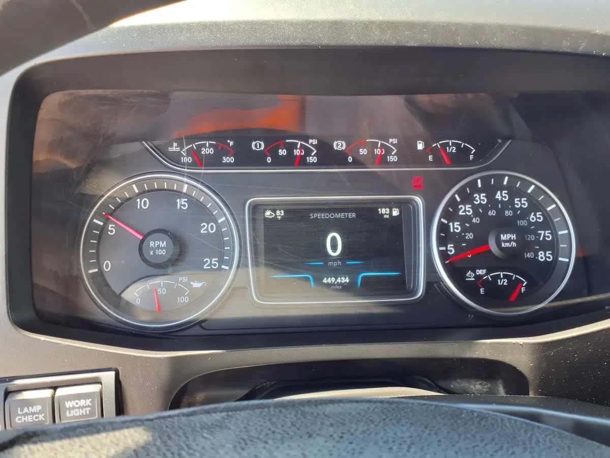 2019 International LT - image 11