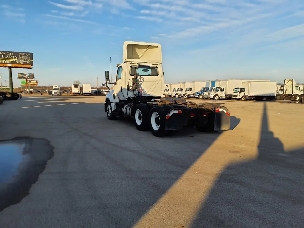 2019 International LT - image 6