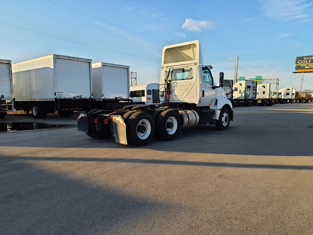 2019 International LT - image 4