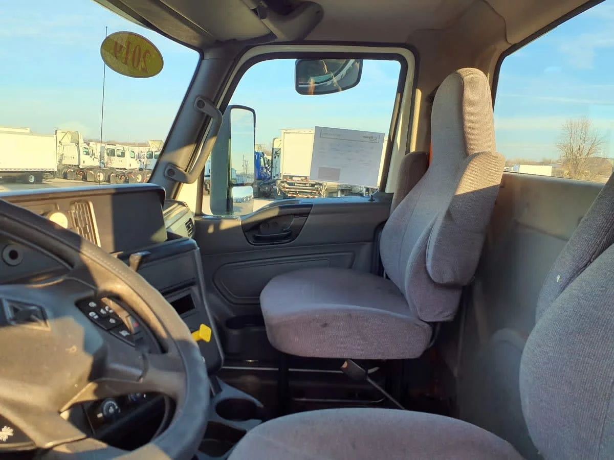 2019 International LT - image 7