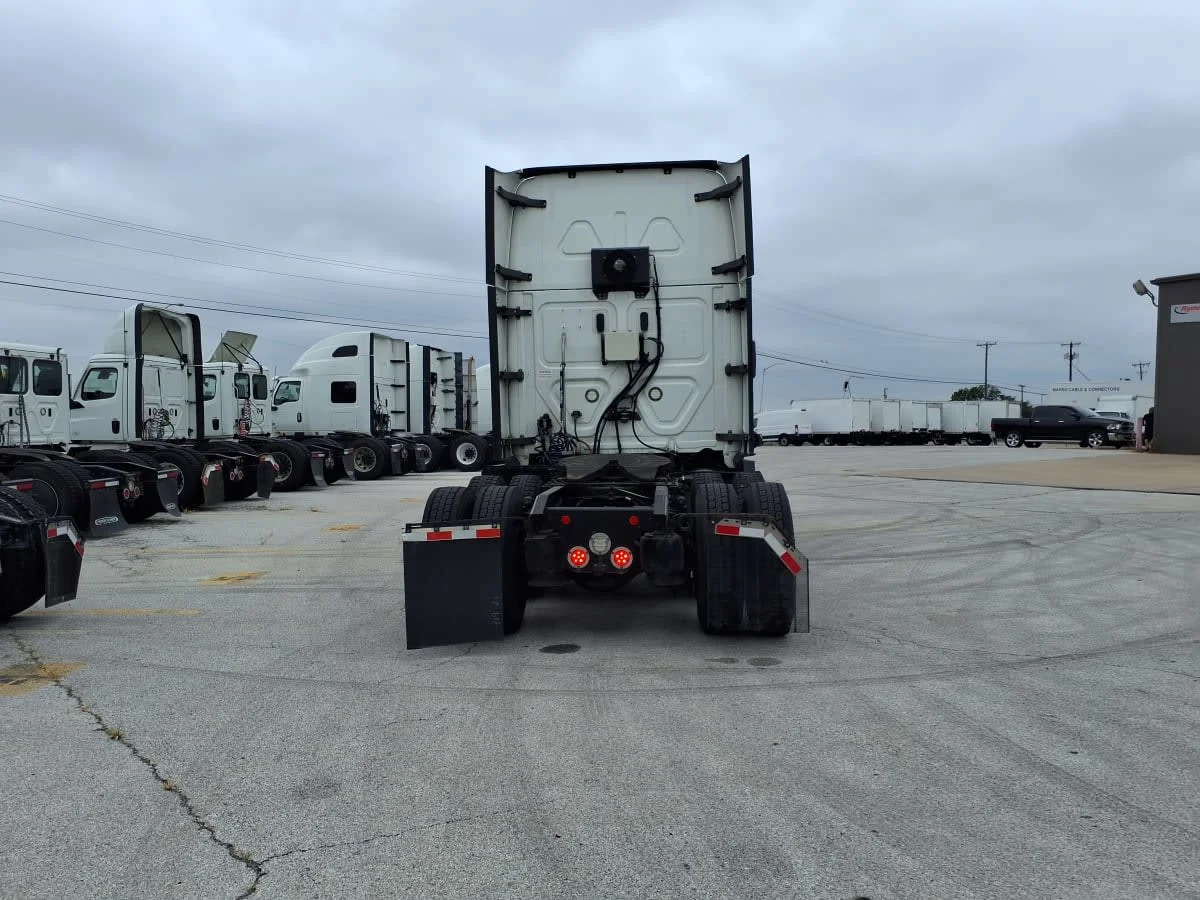 2020 Freightliner Cascadia in Fort Worth, TX — photo 5