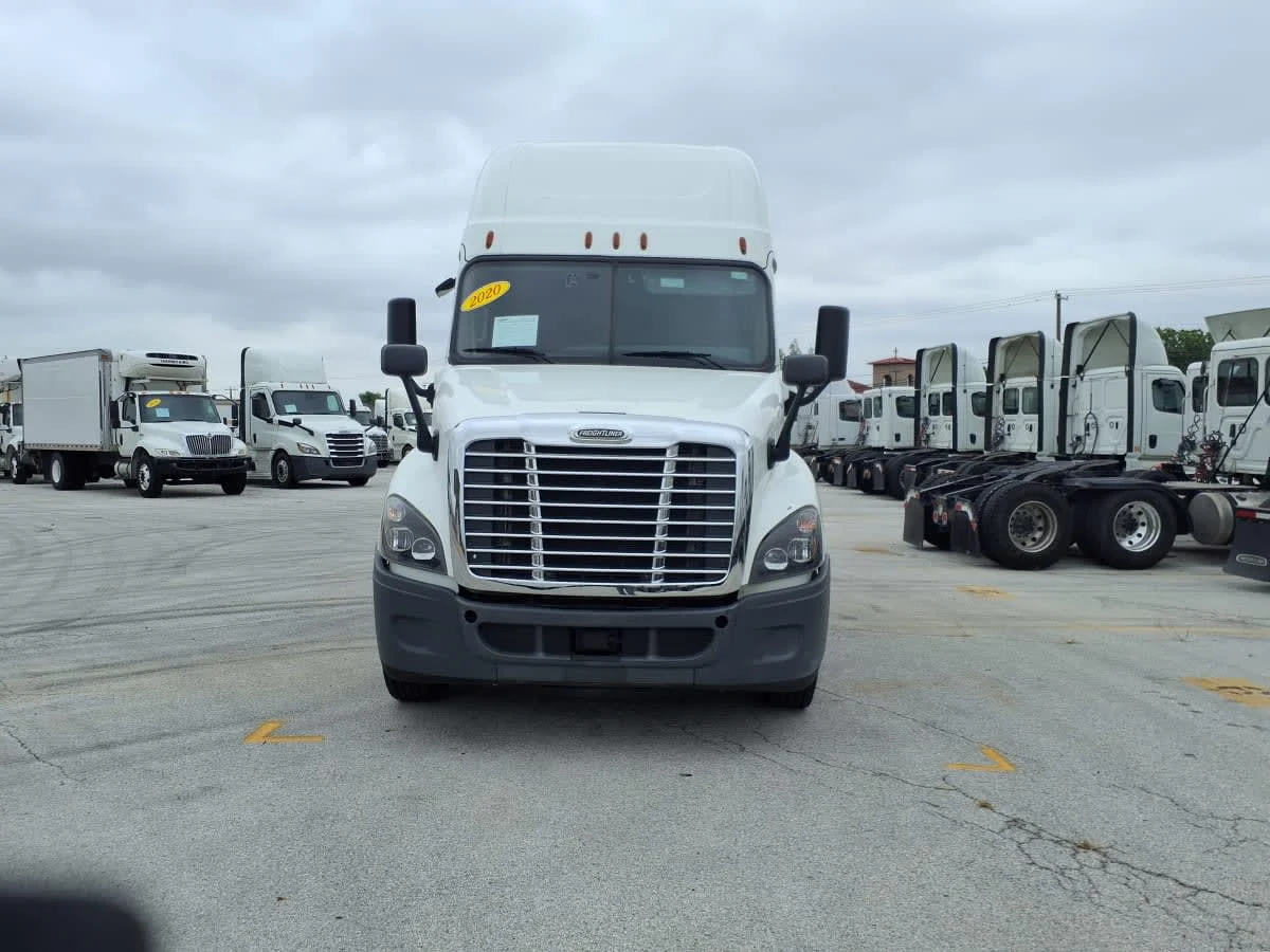 2020 Freightliner Cascadia in Fort Worth, TX — photo 2