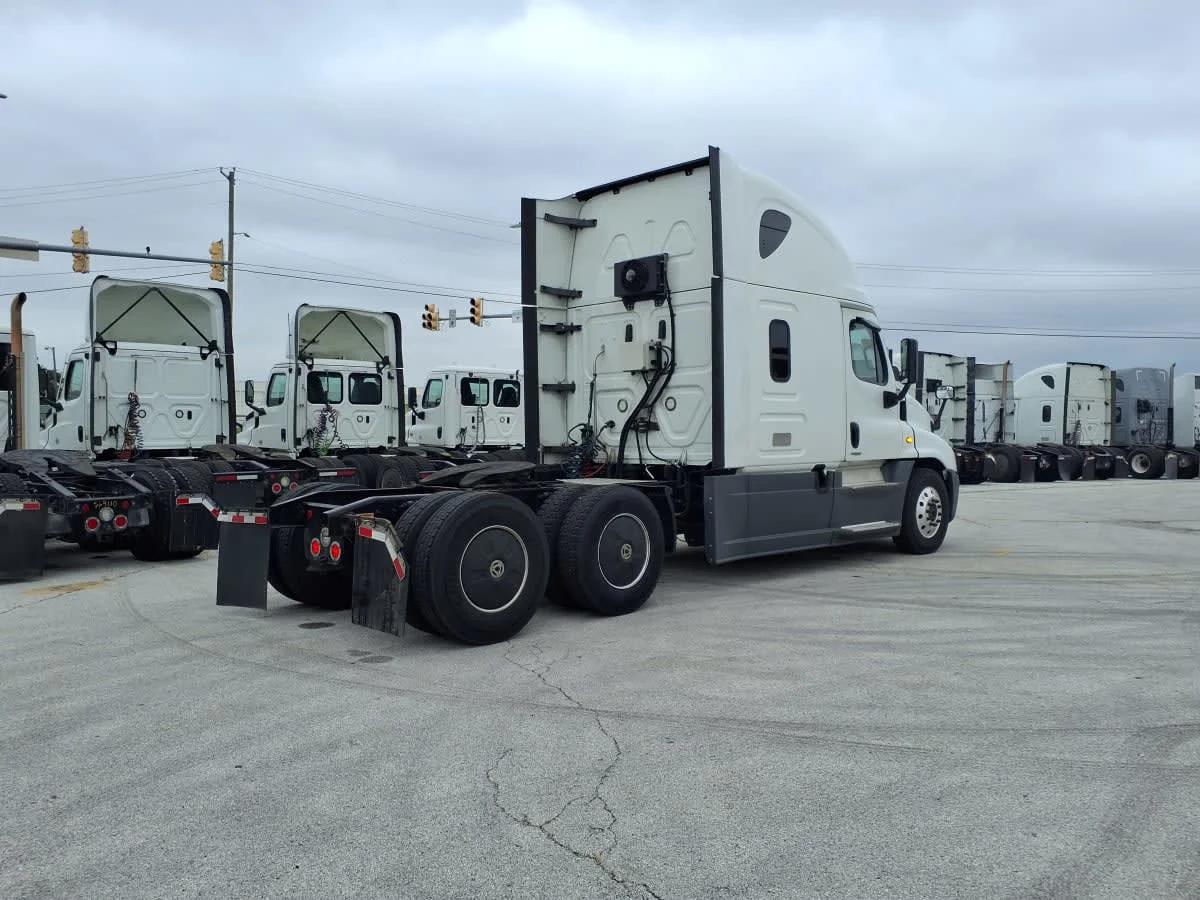 2020 Freightliner Cascadia in Fort Worth, TX — photo 4