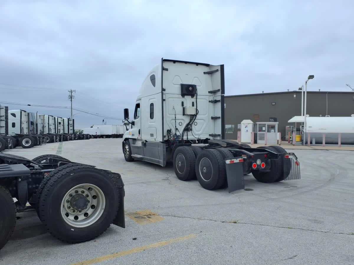 2020 Freightliner Cascadia in Fort Worth, TX — photo 6