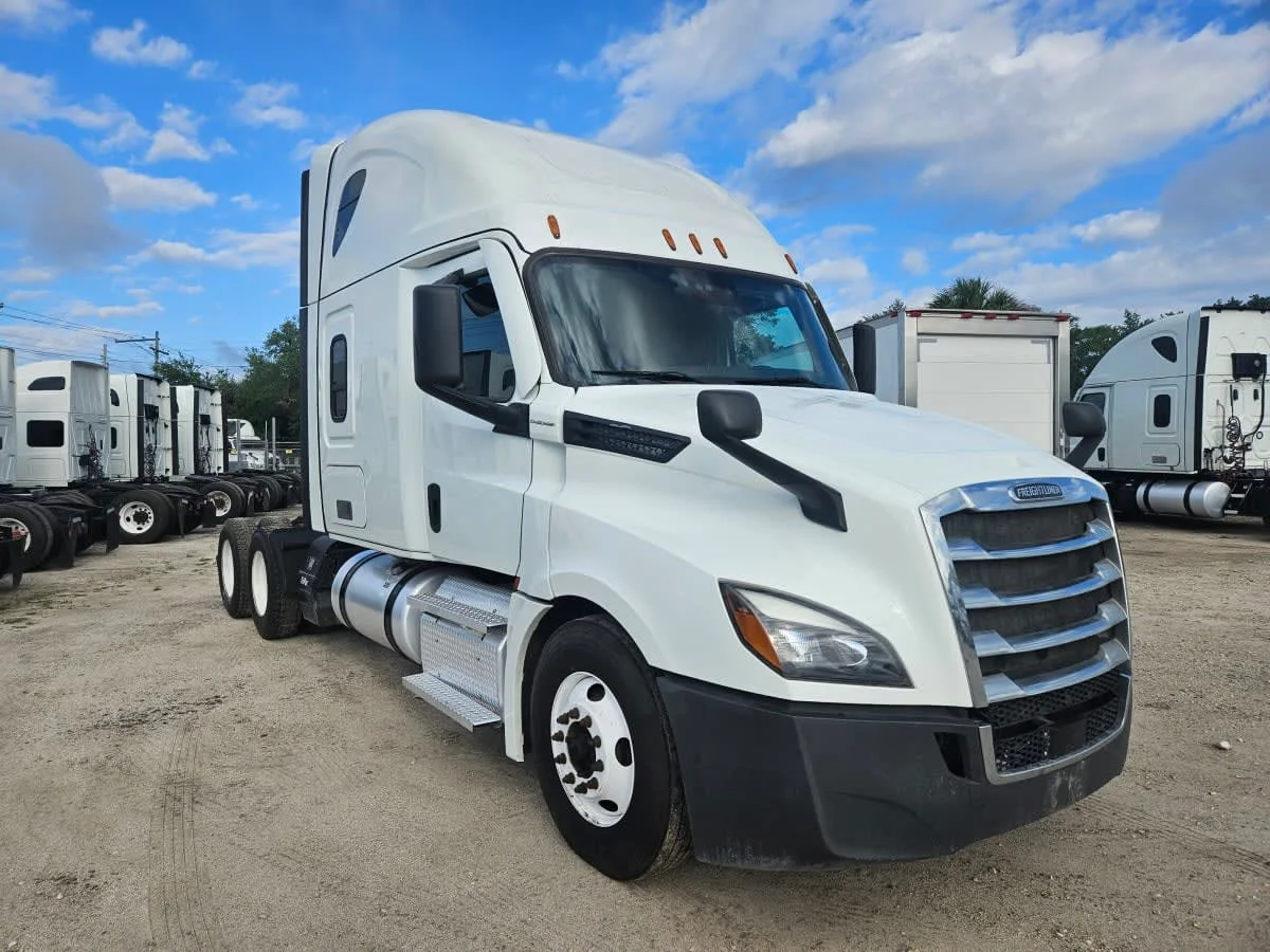 2022 Freightliner Cascadia in Orlando, FL — photo 3