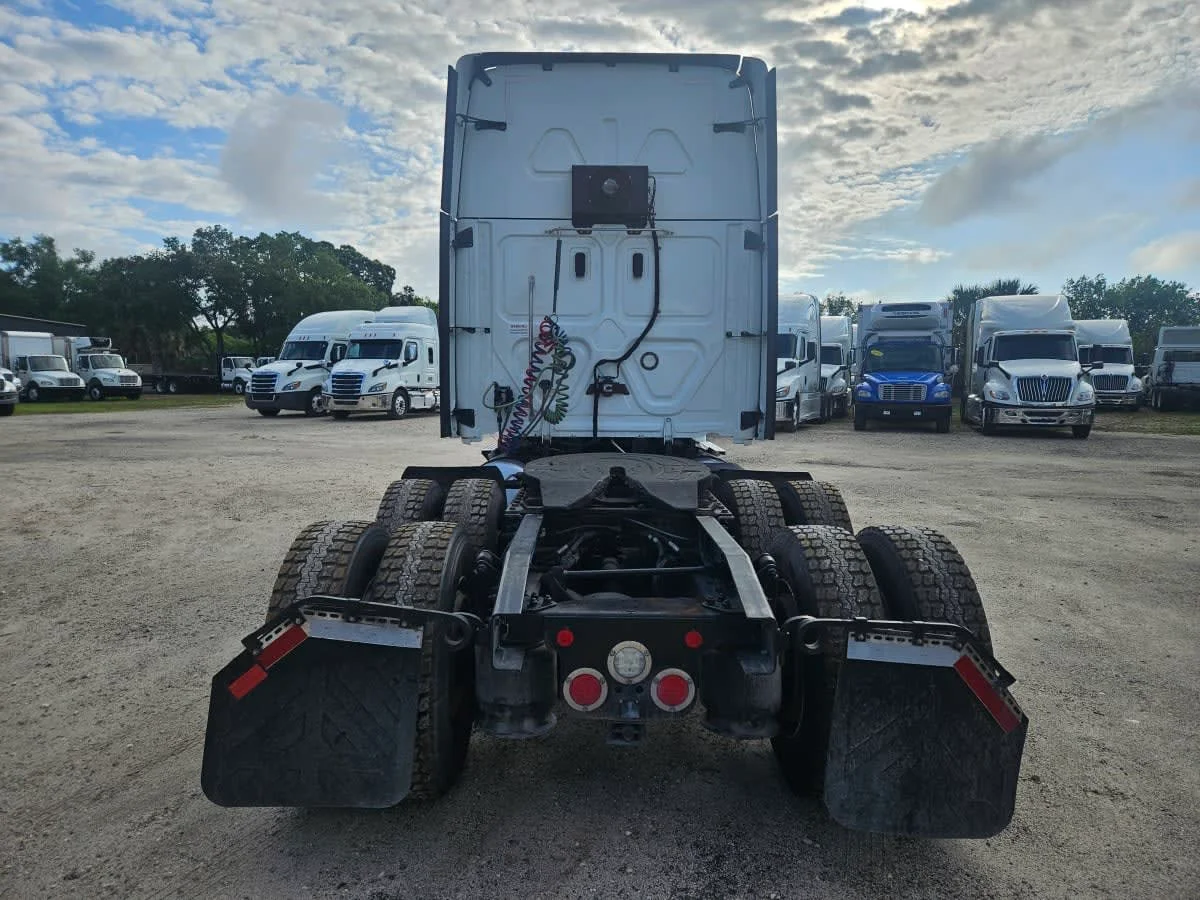 2022 Freightliner Cascadia in Orlando, FL — photo 5