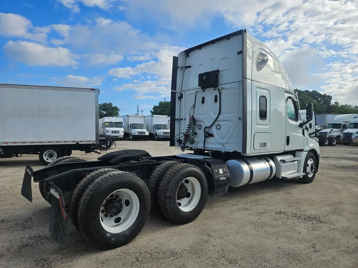 2022 Freightliner Cascadia in Orlando, FL — photo 4