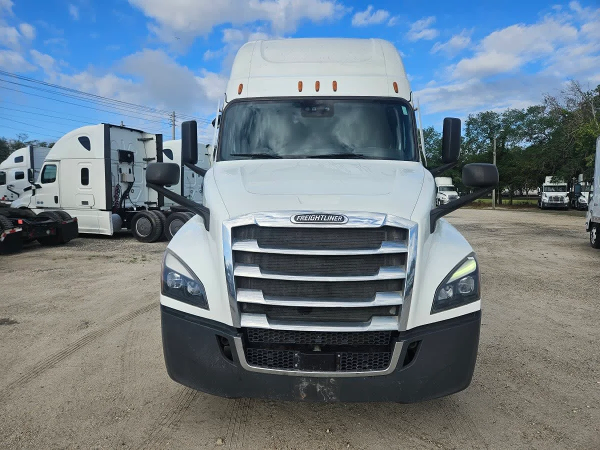 2022 Freightliner Cascadia in Orlando, FL — photo 2