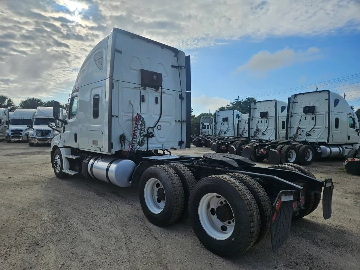 2022 Freightliner Cascadia in Orlando, FL — photo 6