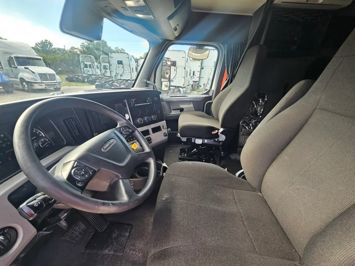 2022 Freightliner Cascadia in Orlando, FL — photo 7