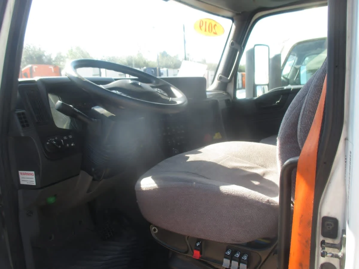 2019 International LT - image 7