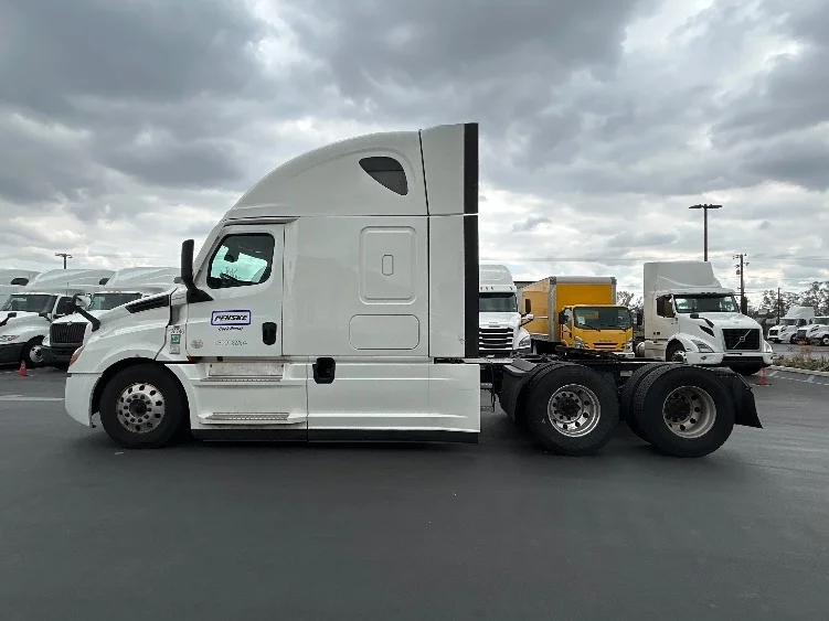 2022 Freightliner Cascadia in La Porte, IN — photo 4