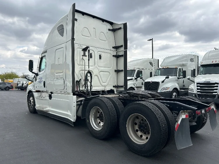 2022 Freightliner Cascadia in La Porte, IN — photo 5