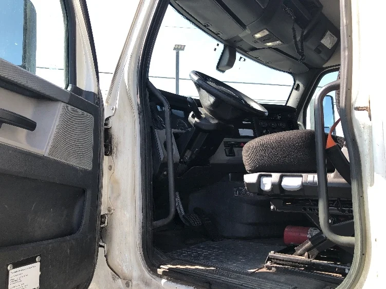 2019 Freightliner Cascadia - image 9