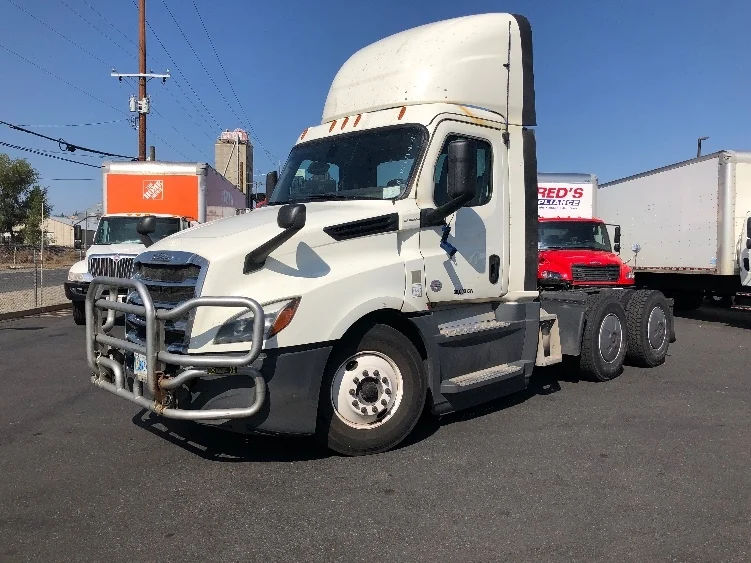 2019 Freightliner Cascadia - image 3
