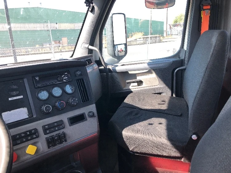 2019 Freightliner Cascadia - image 10