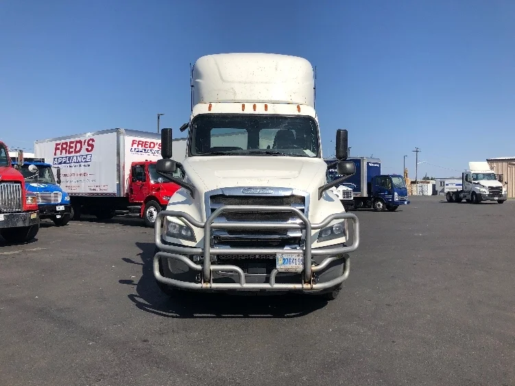 2019 Freightliner Cascadia - image 2