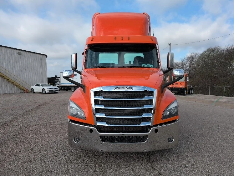 2020 Freightliner Cascadia - image 2