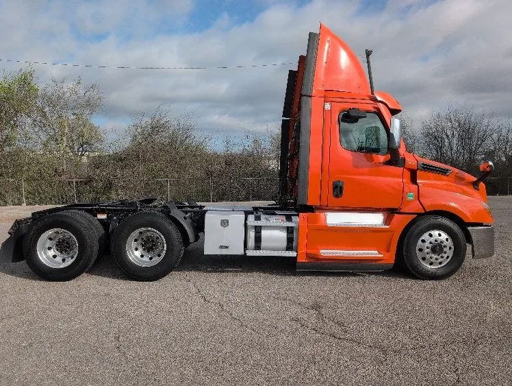 2020 Freightliner Cascadia - image 8