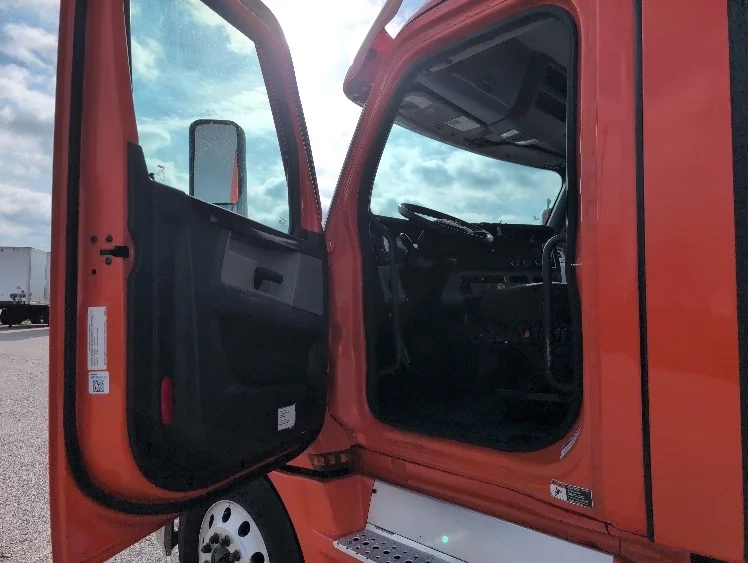 2020 Freightliner Cascadia - image 9