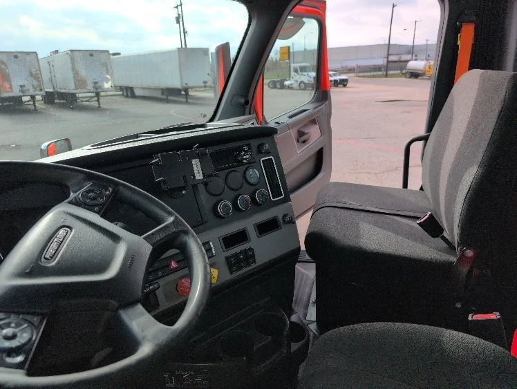 2020 Freightliner Cascadia - image 10