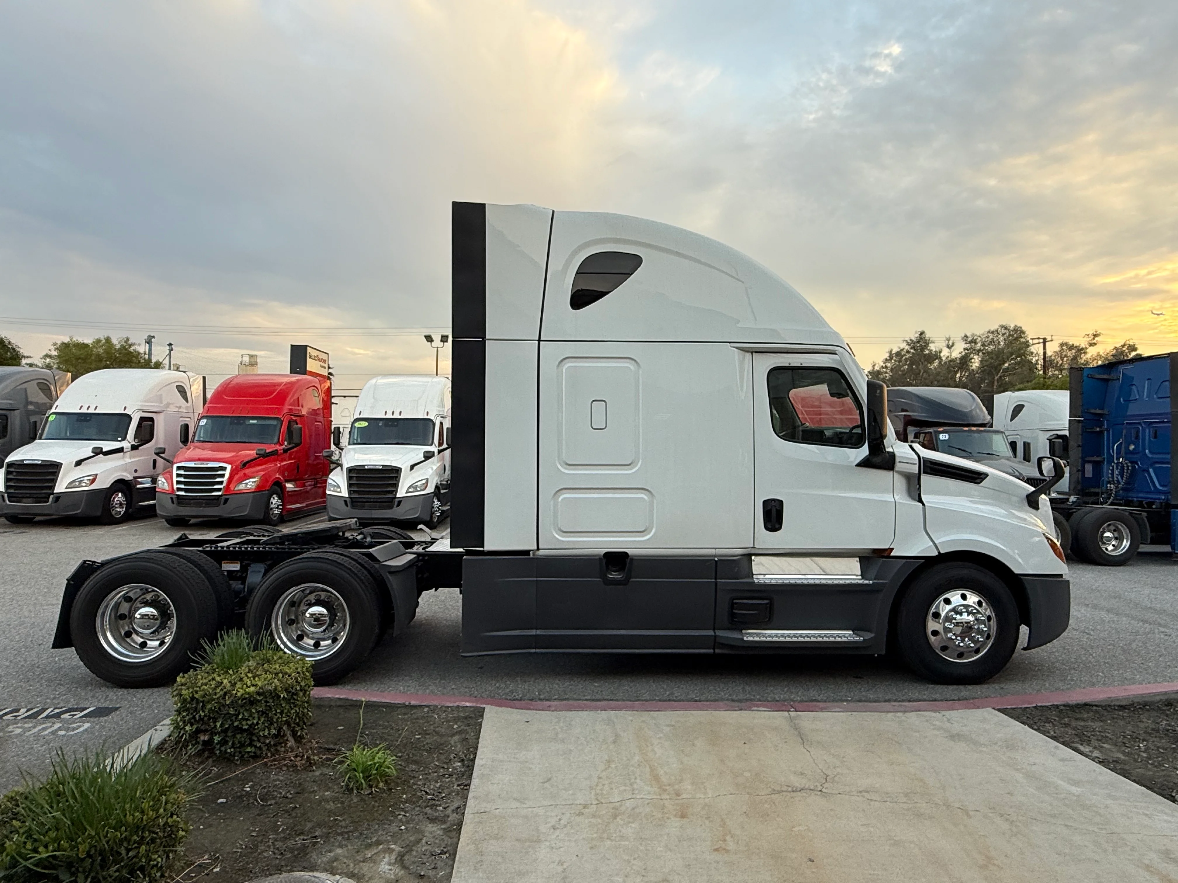 2023 Freightliner Cascadia in Selectrucks Fontana, CA — photo 7
