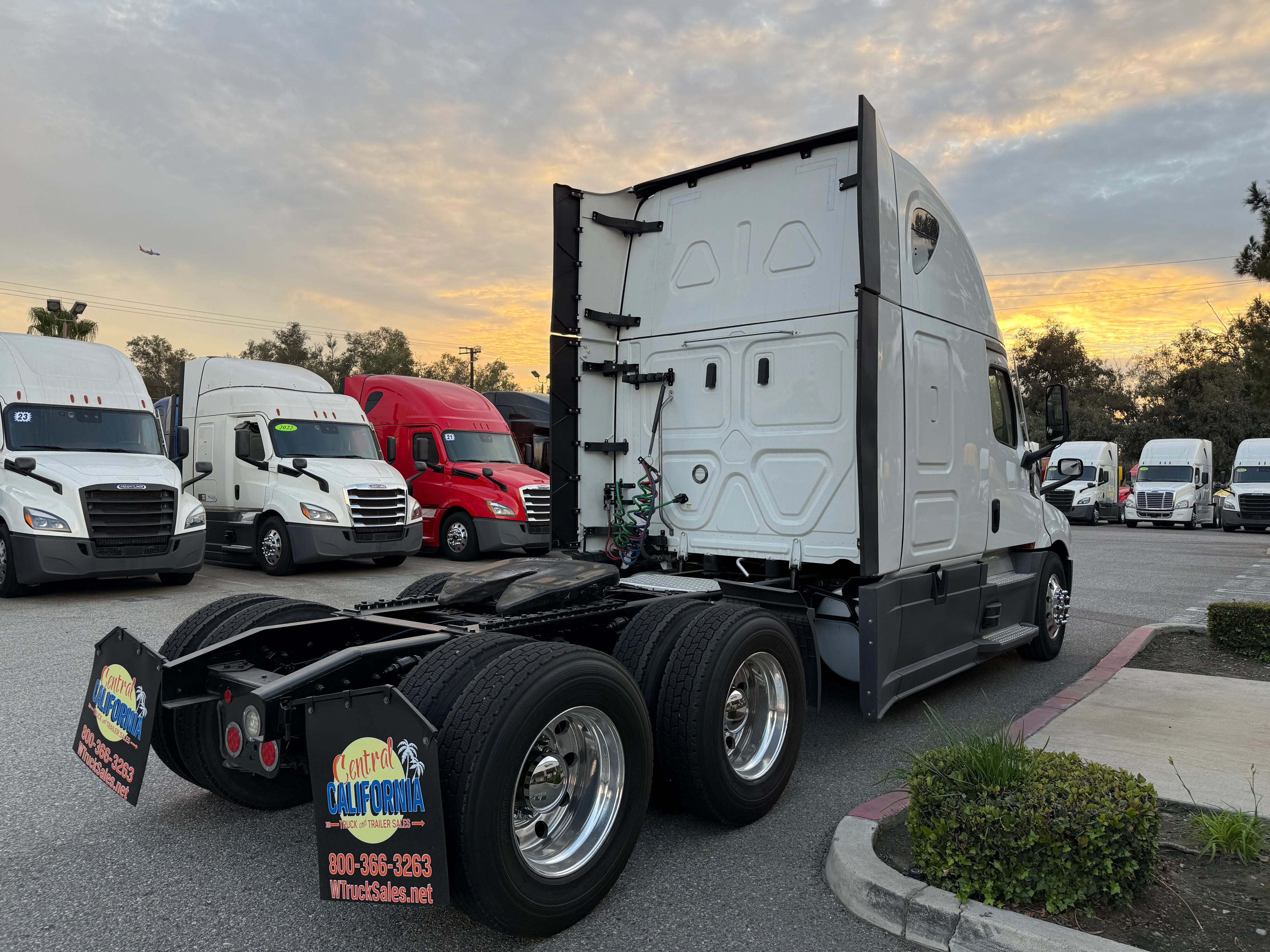 2023 Freightliner Cascadia in Selectrucks Fontana, CA — photo 6