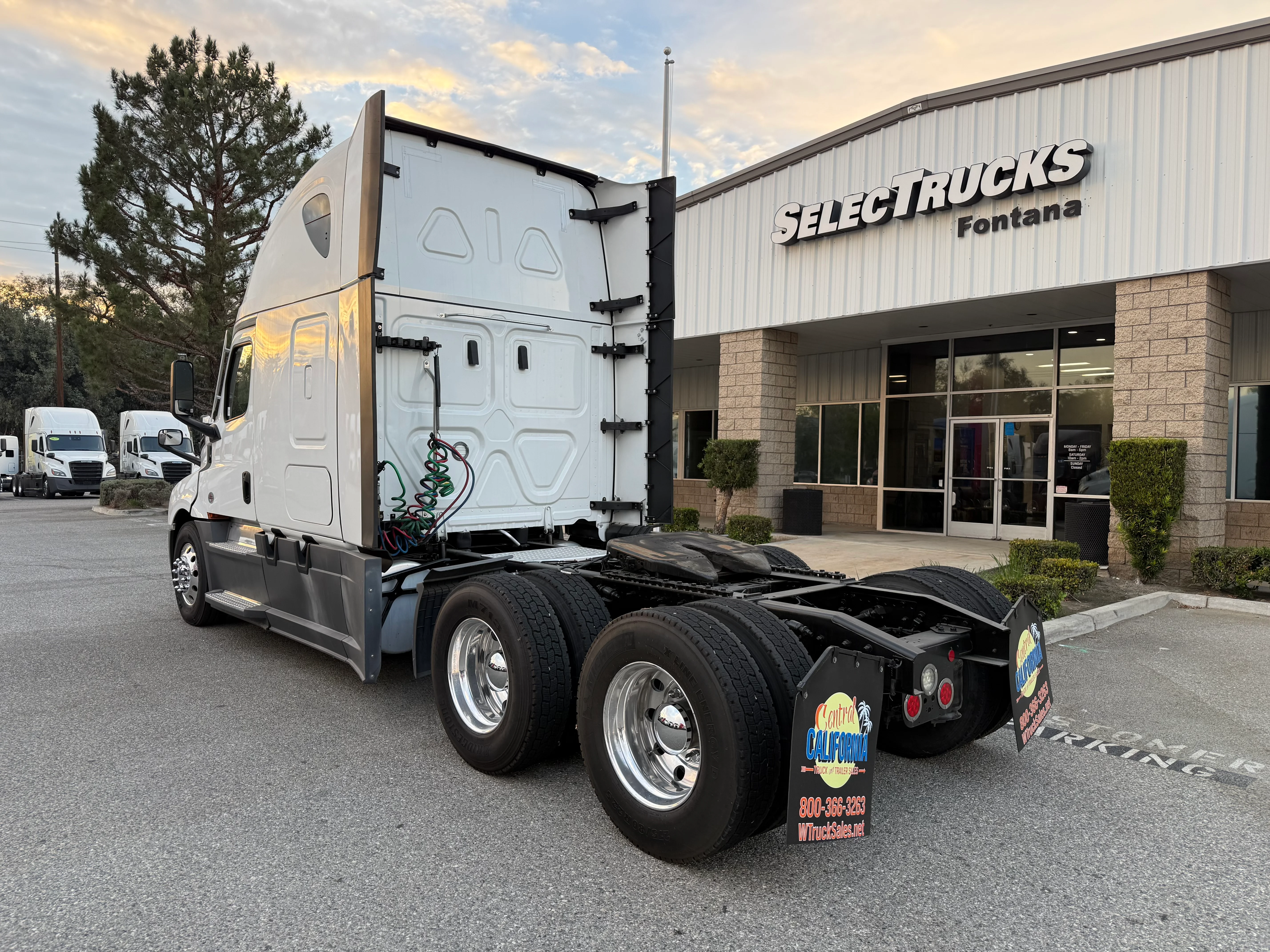 2023 Freightliner Cascadia in Selectrucks Fontana, CA — photo 4