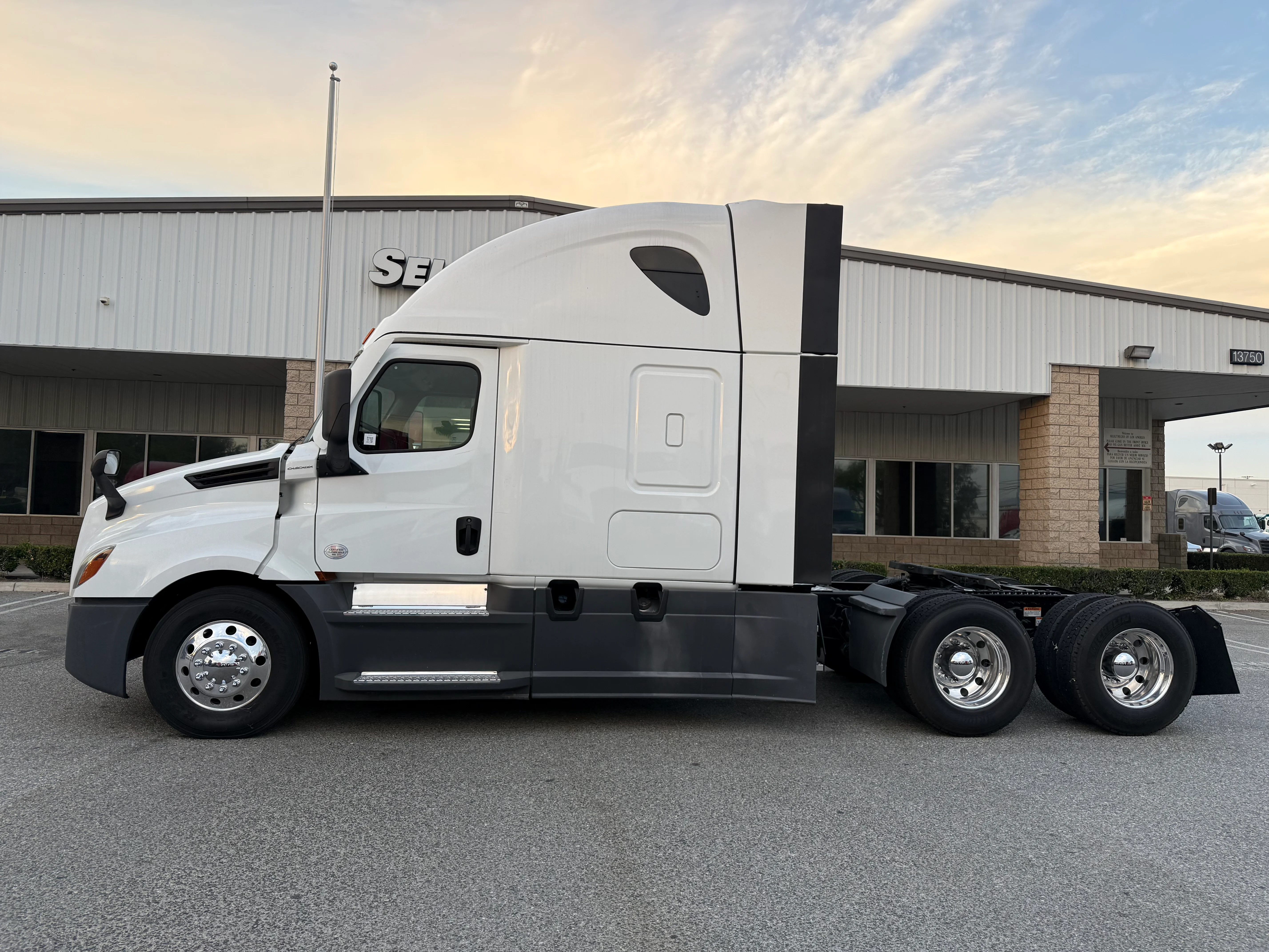 2023 Freightliner Cascadia in Selectrucks Fontana, CA — photo 3