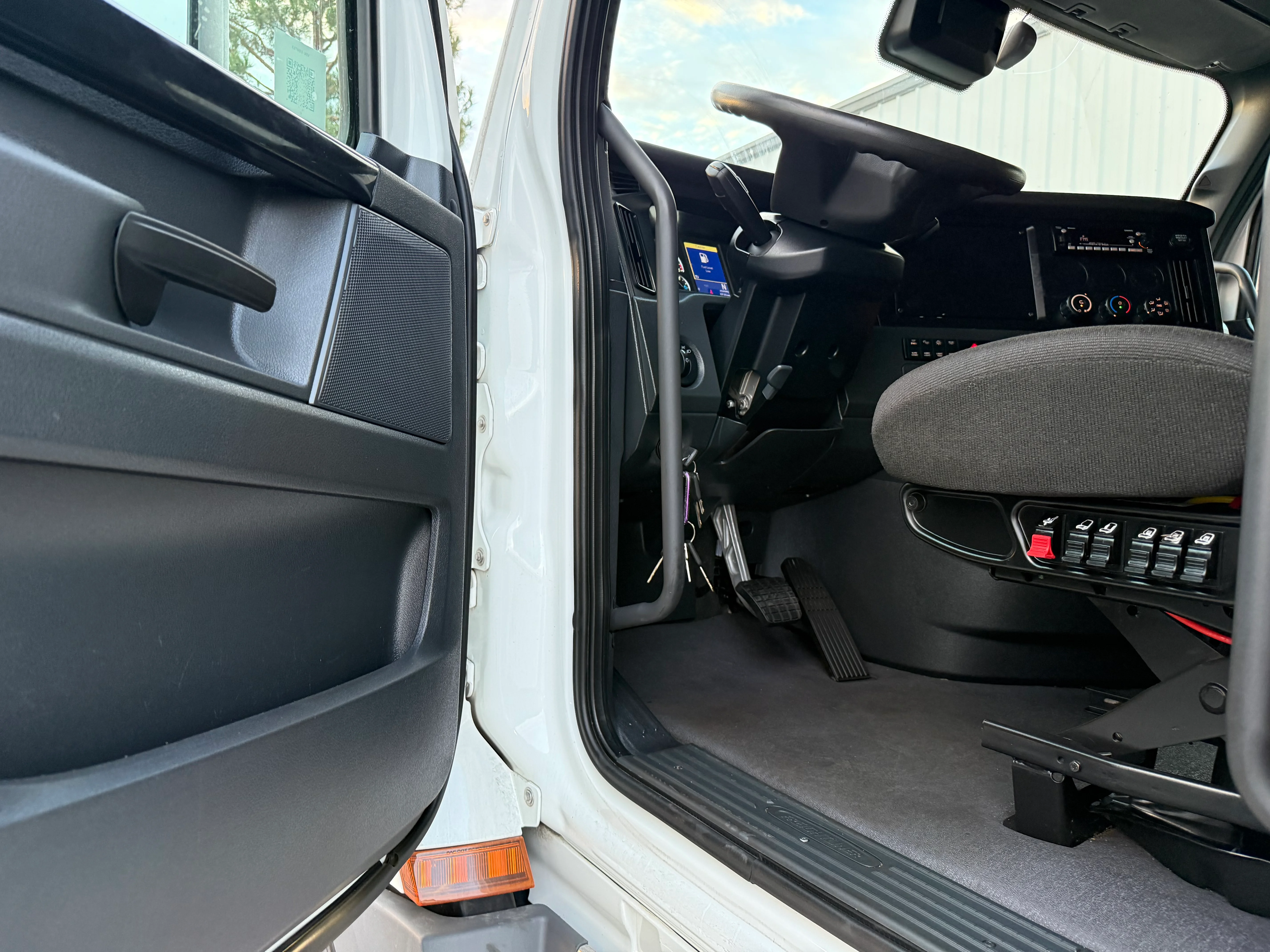2023 Freightliner Cascadia in Selectrucks Fontana, CA — photo 18