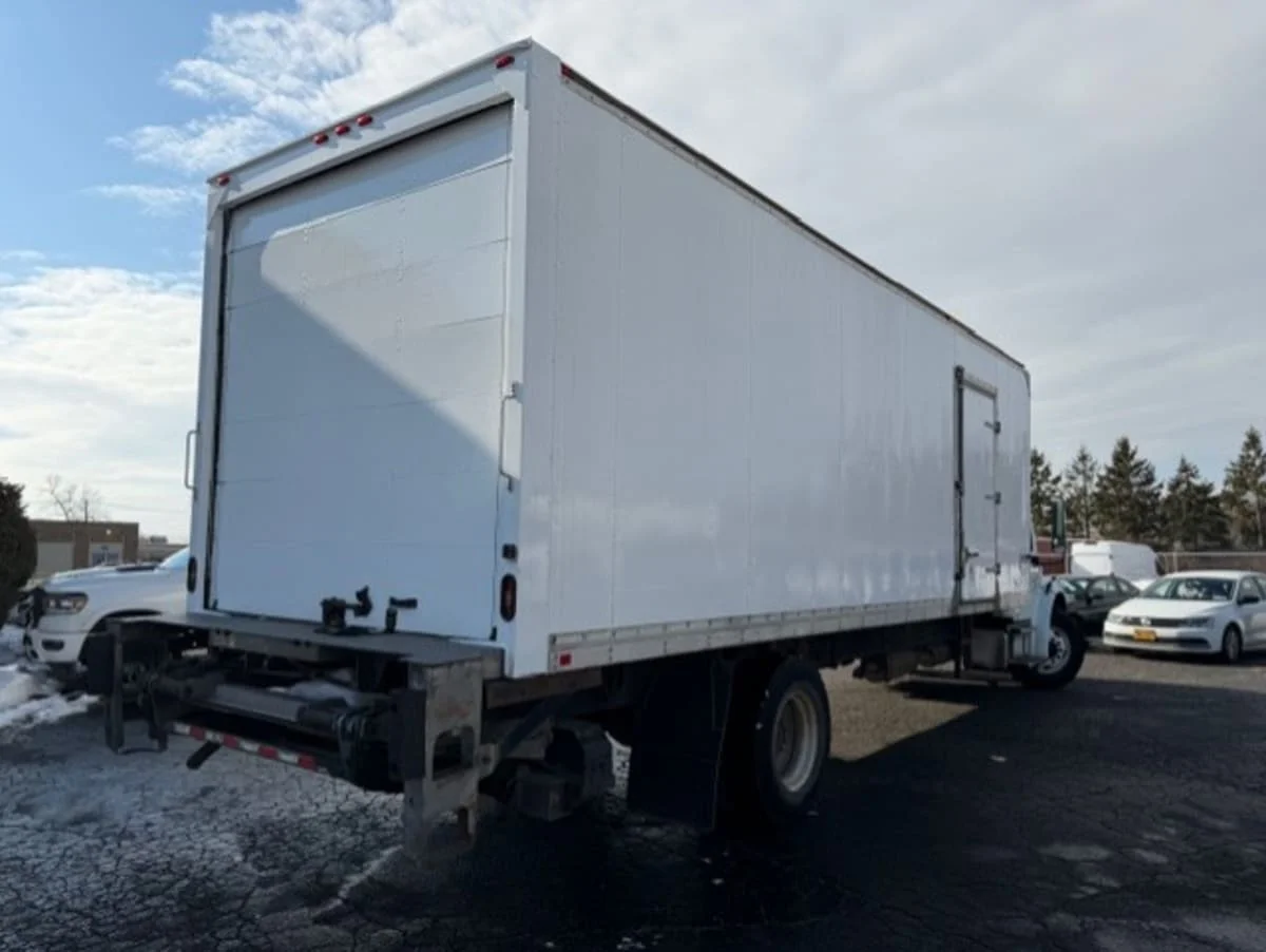 2016 Freightliner M2 106 in Farmingdale, NY — photo 4