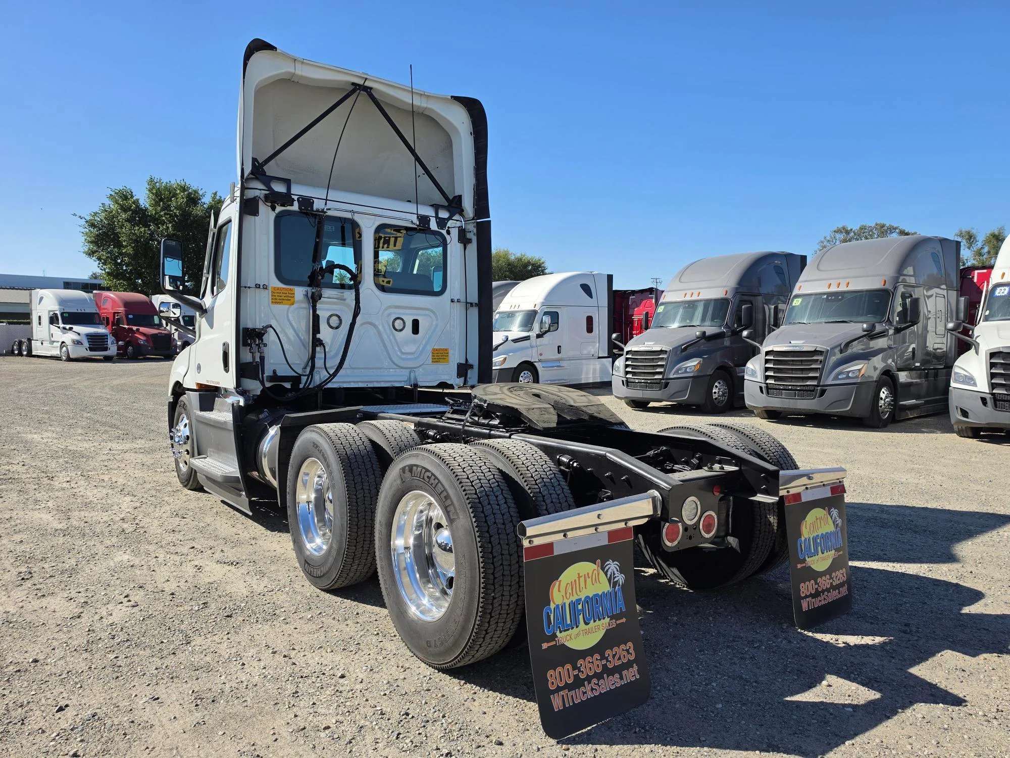 2022 Freightliner Cascadia in Selectrucks Fontana, CA — photo 4