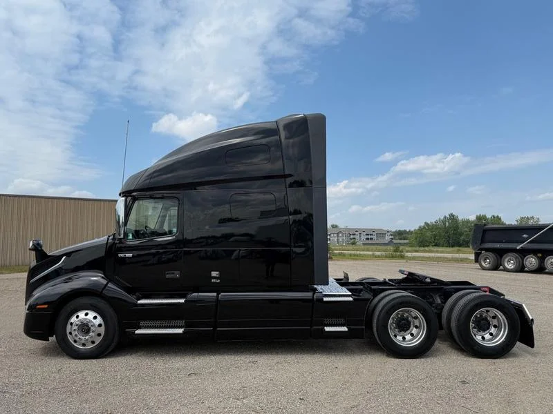 2020 Volvo VNL 760 in Elk River — photo 2