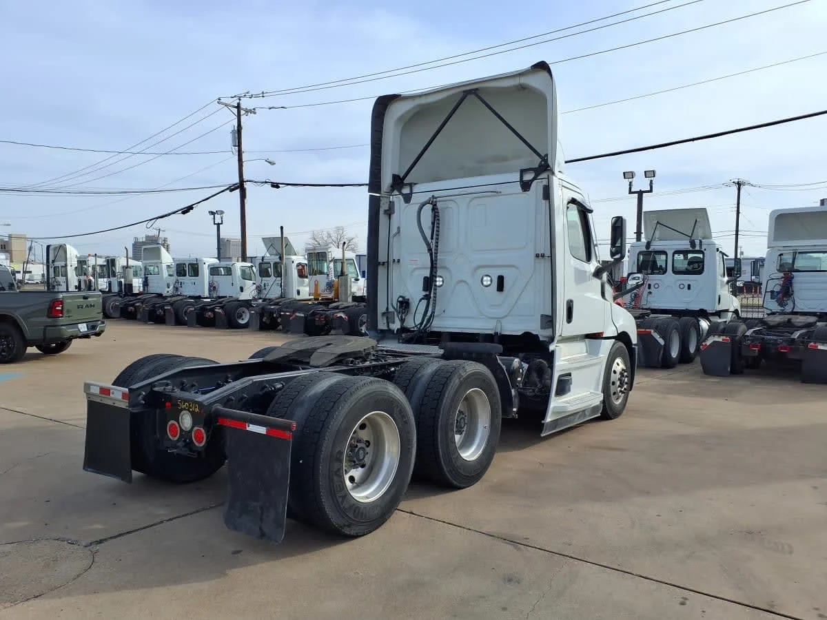 2022 Freightliner Cascadia in Dallas, TX — photo 4