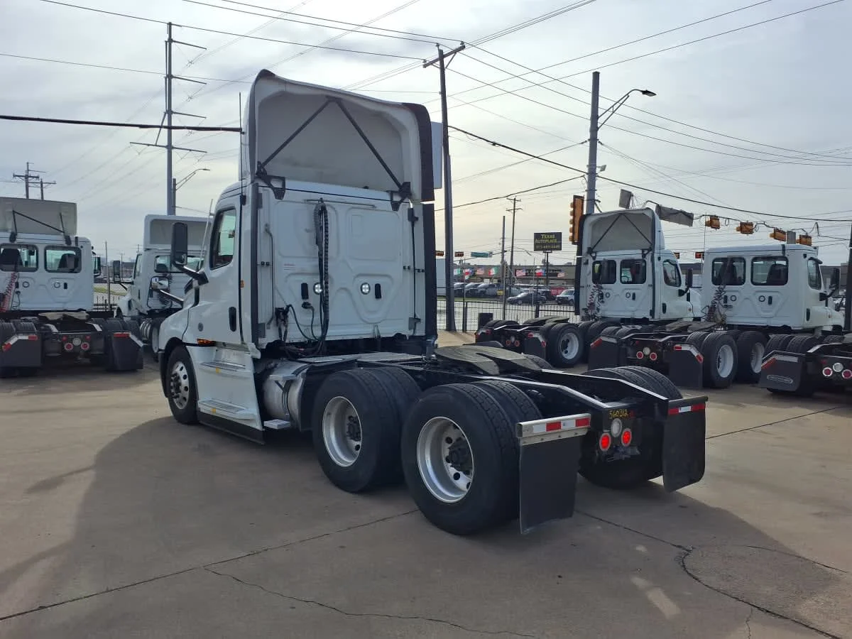 2022 Freightliner Cascadia in Dallas, TX — photo 6