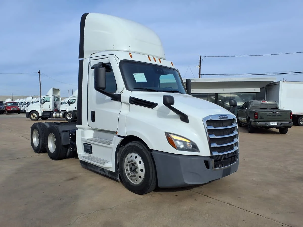 2022 Freightliner Cascadia in Dallas, TX — photo 3