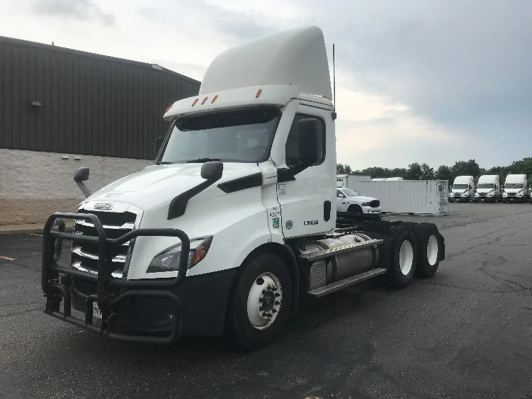 2022 Freightliner Cascadia in Brook Park, OH — photo 3