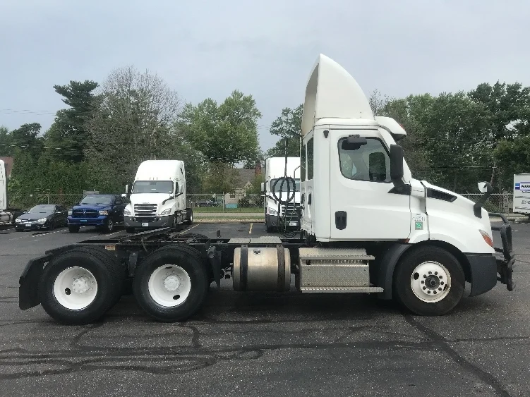 2022 Freightliner Cascadia in Brook Park, OH — photo 8