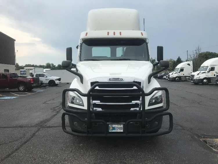2022 Freightliner Cascadia in Brook Park, OH — photo 2