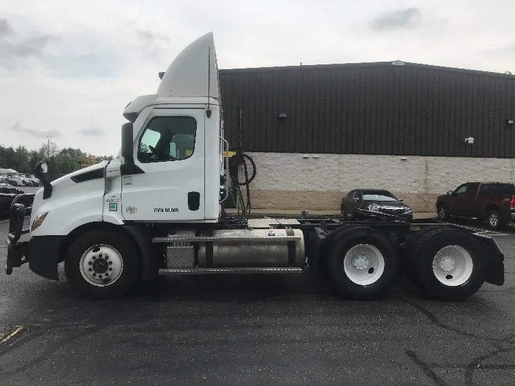 2022 Freightliner Cascadia in Brook Park, OH — photo 4