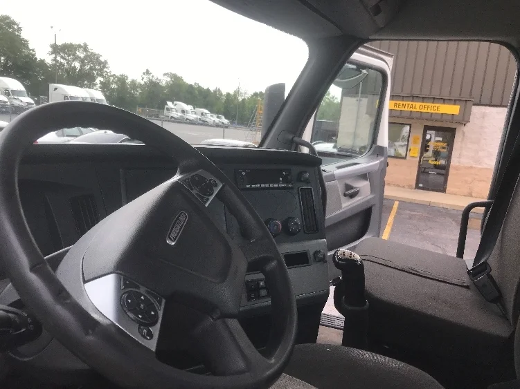2022 Freightliner Cascadia in Brook Park, OH — photo 10