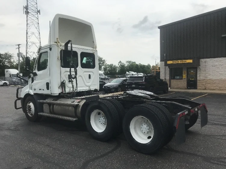 2022 Freightliner Cascadia in Brook Park, OH — photo 5