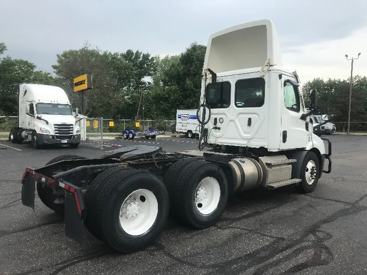 2022 Freightliner Cascadia in Brook Park, OH — photo 7