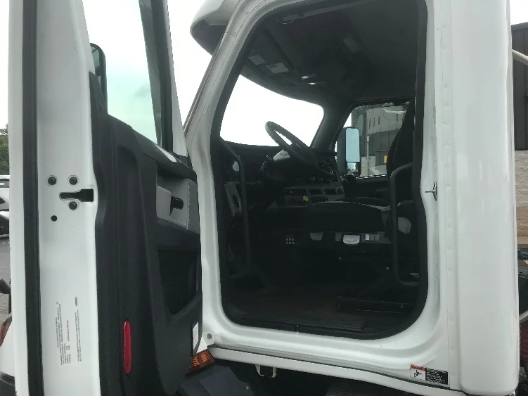 2022 Freightliner Cascadia in Brook Park, OH — photo 9