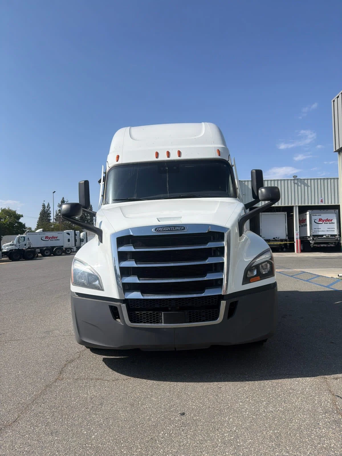 2023 Freightliner Cascadia in Pomona, CA — photo 2