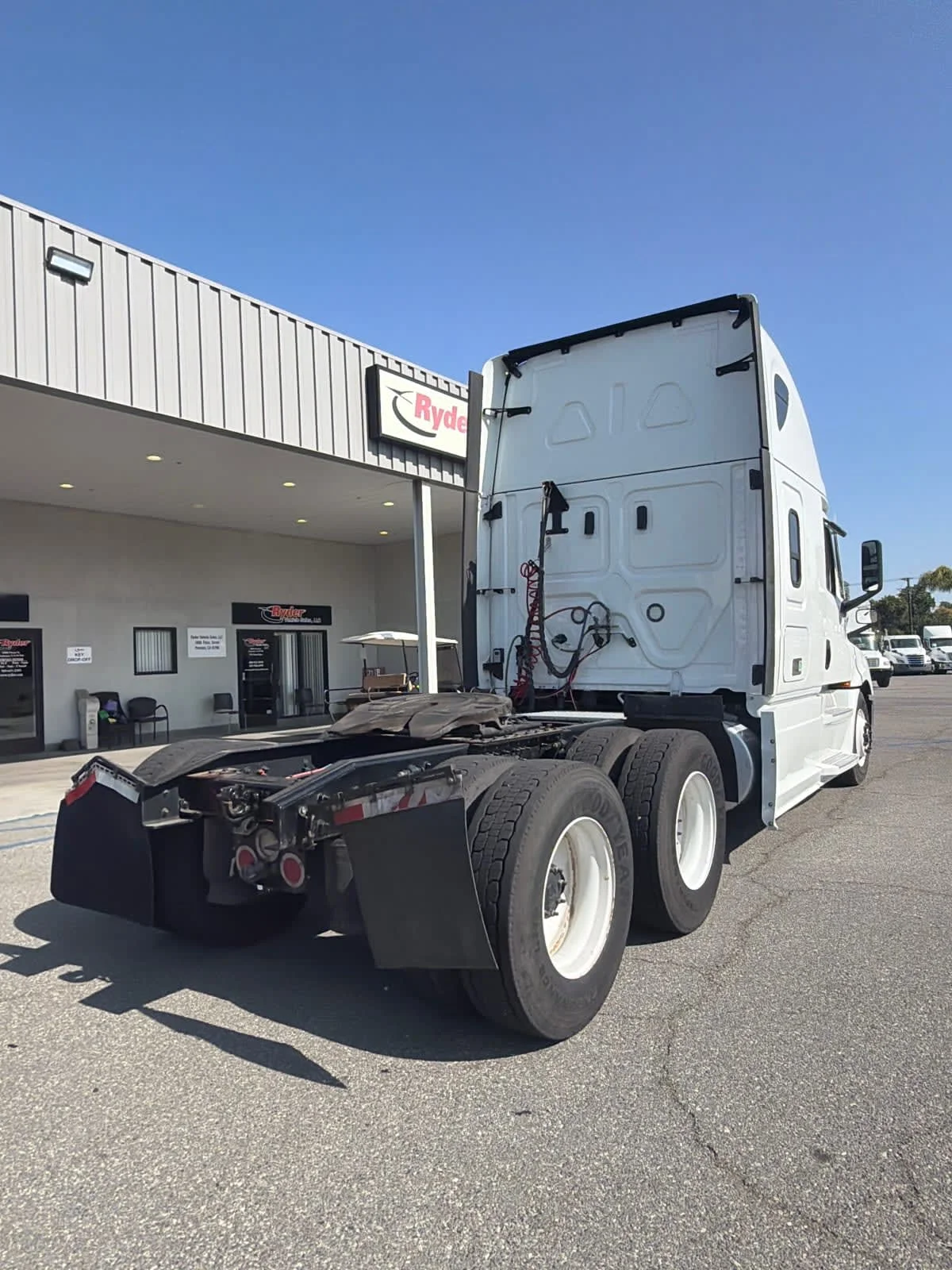 2023 Freightliner Cascadia in Pomona, CA — photo 4