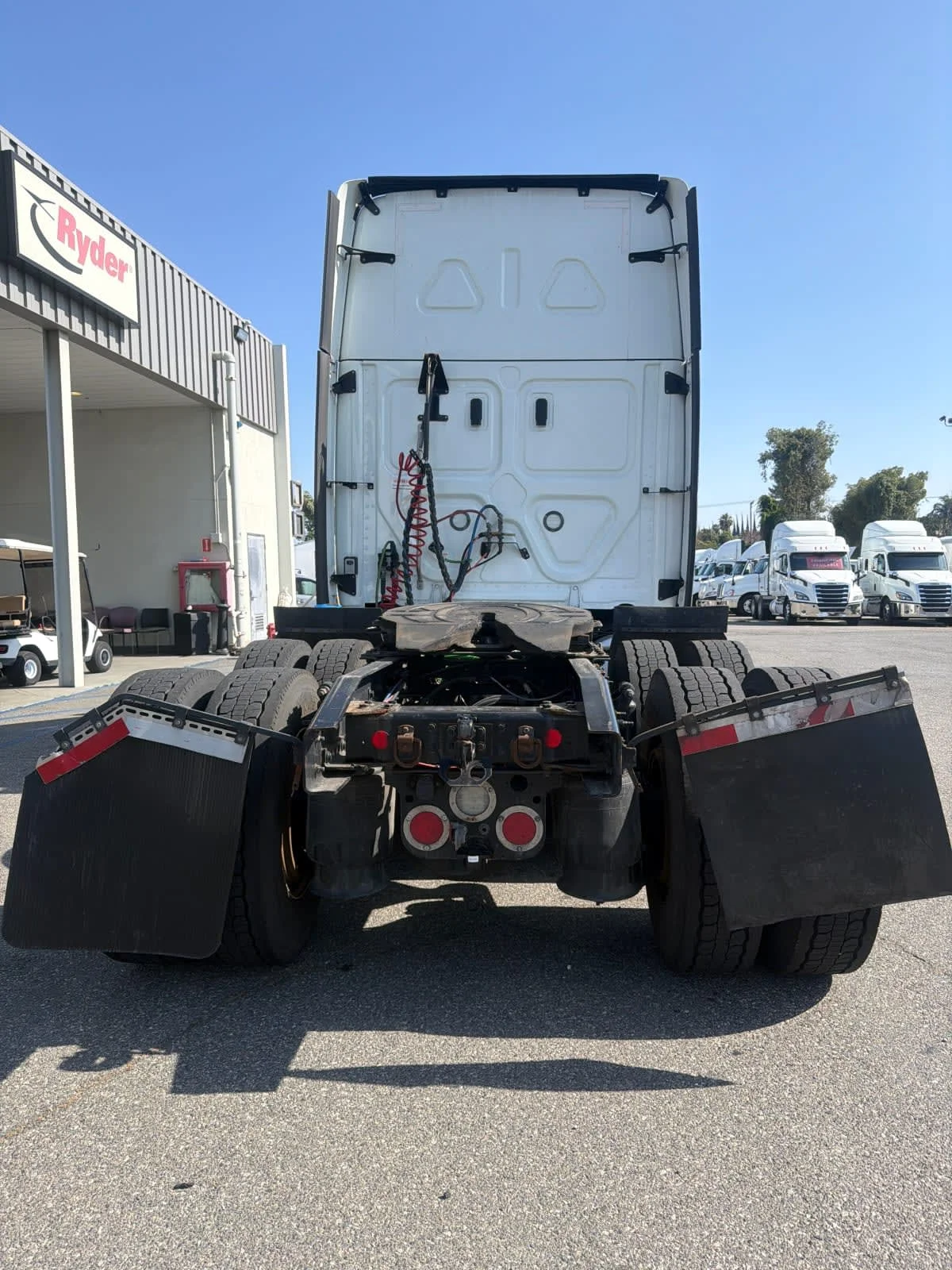 2023 Freightliner Cascadia in Pomona, CA — photo 5