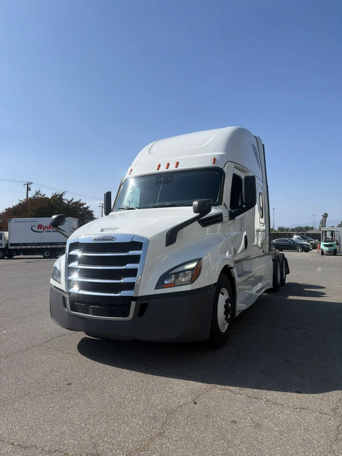 2023 Freightliner Cascadia in Pomona, CA
