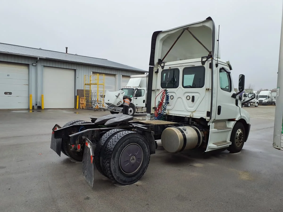 2020 Freightliner Cascadia in Indianapolis, IN — photo 4