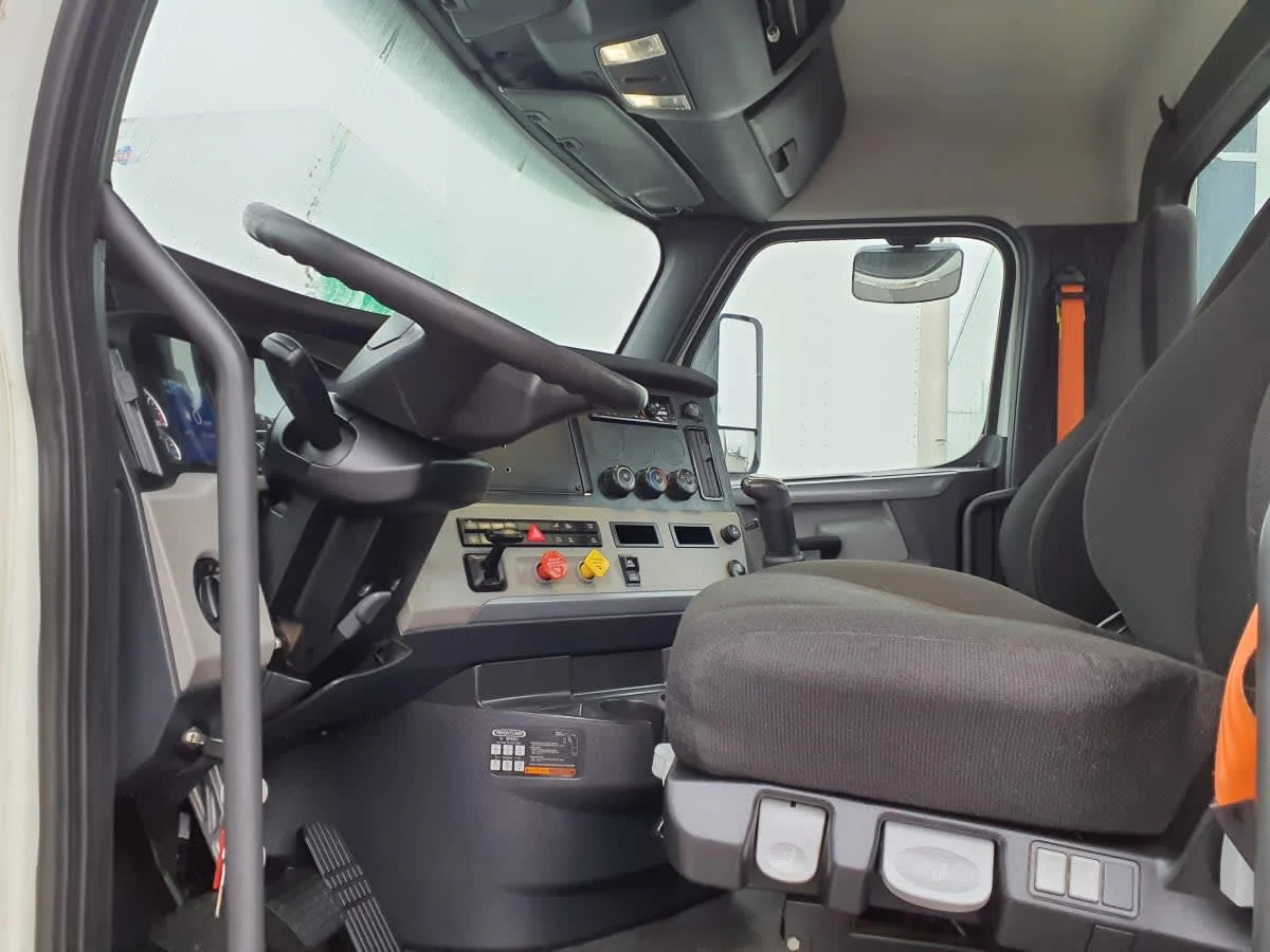 2020 Freightliner Cascadia in Indianapolis, IN — photo 8
